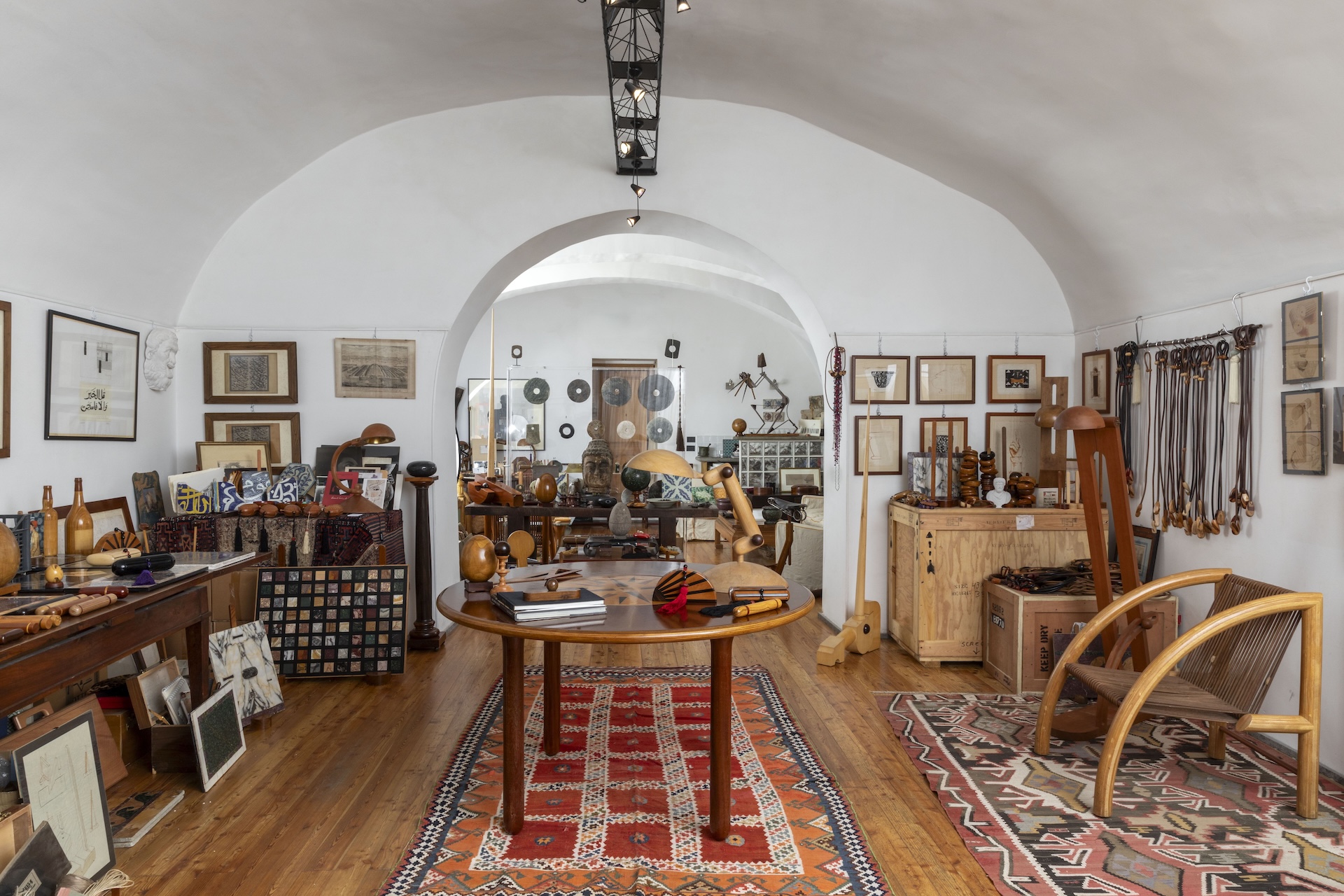 Emanuele Pantanella was an artist and designer inspired by his travels across the Eastern Mediterranean, where he developed a visual language rooted in ancient cultures and oriental calligraphy. His work blends simplicity, functionality, and timeless elegance, reinterpreting traditional forms in a contemporary way. Today, Emanuele Pantanella Design continues his legacy through his family and Creative Director Claudia d’Oncieu, working with skilled Italian artisans. Craftsmanship is central to the brand, combining traditional techniques and material research to create unique, handcrafted pieces that reflect both heritage and a contemporary vision.