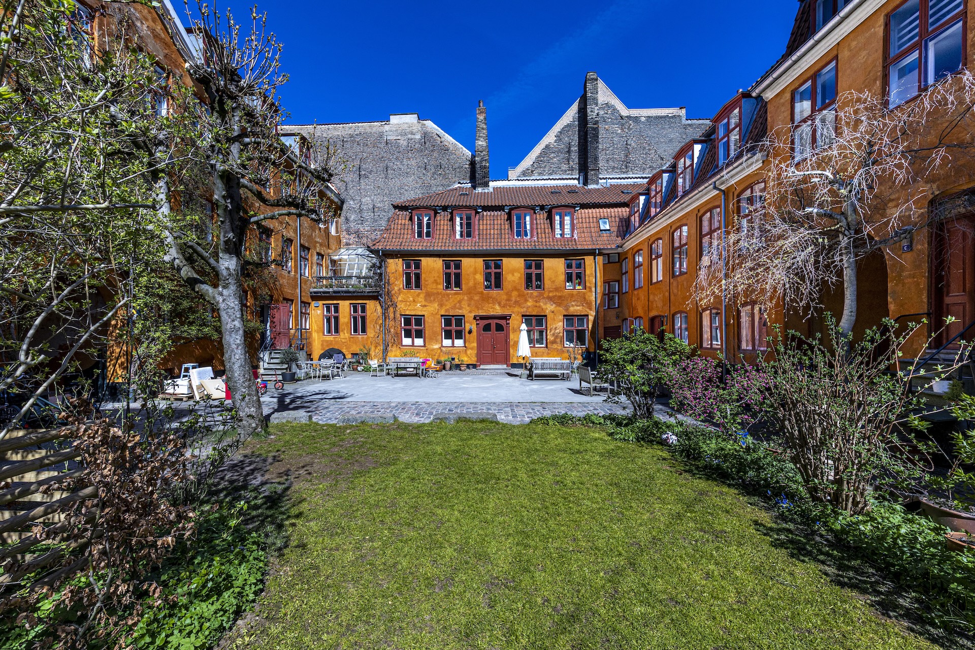 Danish Industry (DI) is Denmark’s largest business and employers’ organisation, representing over 20.000 companies—from small startups to global leaders. Democratically governed by its members, DI evolves to meet the dynamic needs of the business community. At 3daysofdesign, DI creates a platform where innovation, design excellence, and sustainability converge. Visitors can explore how Danish companies transform ideas into tangible products, digital experiences, and immersive environments, all reflecting a commitment to responsible production and thoughtful design. Welcome to the group exhibition “Design at 108.”