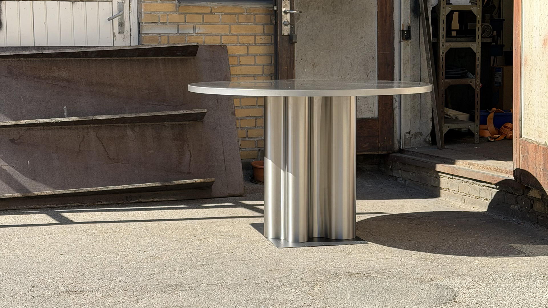 Luna Metal is a metal workshop specialised in custom–made solutions, offering both small–batch production and one–off pieces. The workshop creates a wide range of products—from furniture and lighting to handles, fittings, industrial components, and kitchens. With expertise in product development and high–quality finishes, Luna Metal works across scales to deliver metal solutions for a variety of applications.