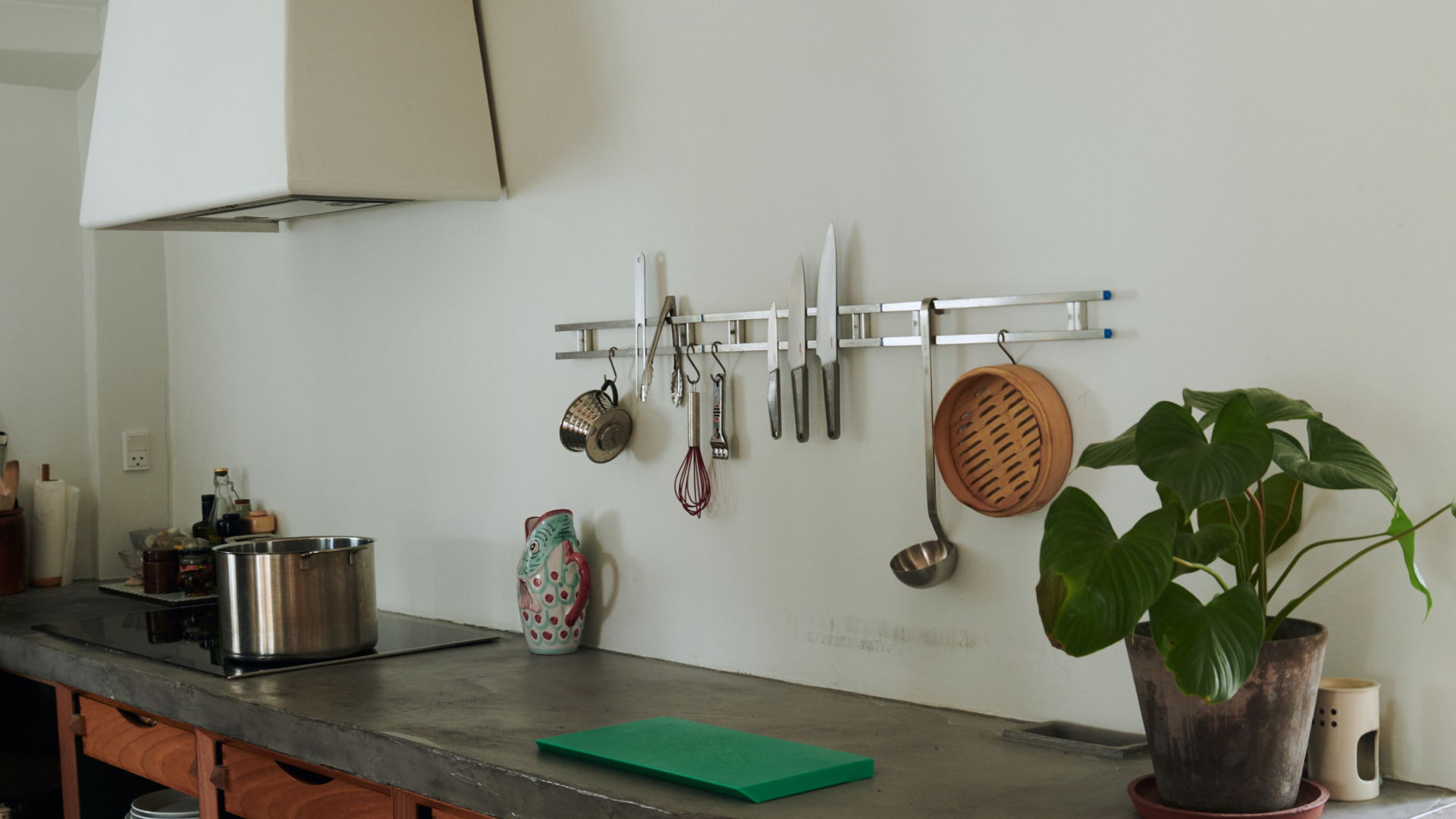 Veark is a Copenhagen based contemporary kitchenware company dedicated to developing sustainable, honest and high quality tools for everyday use. Veark acts as a bridge between professional kitchens and homes, designing and curating tools that put function and craft in focus, for makers around the world.