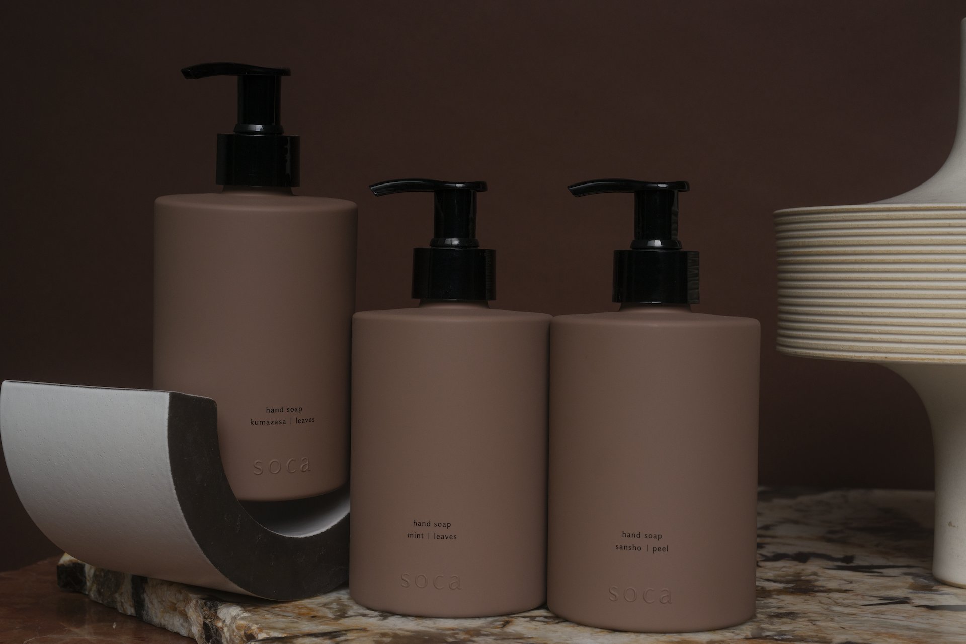 soca—scent of the calm—is a brand rooted in Japan, a land shaped by the ever–changing expressions of its four seasons. Inspired by fragrances from native plants and the gifts of nature unique to each place, soca captures scent as something gently received from the natural world. Rather than asserting itself strongly, each fragrance quietly exists—calmly present and softly enveloping a space. The brand is also deeply connected to Japanese craftsmanship, collaborating with small workshops and skilled artisans instead of mass production to preserve the beauty of handwork while creating thoughtful new pieces.
