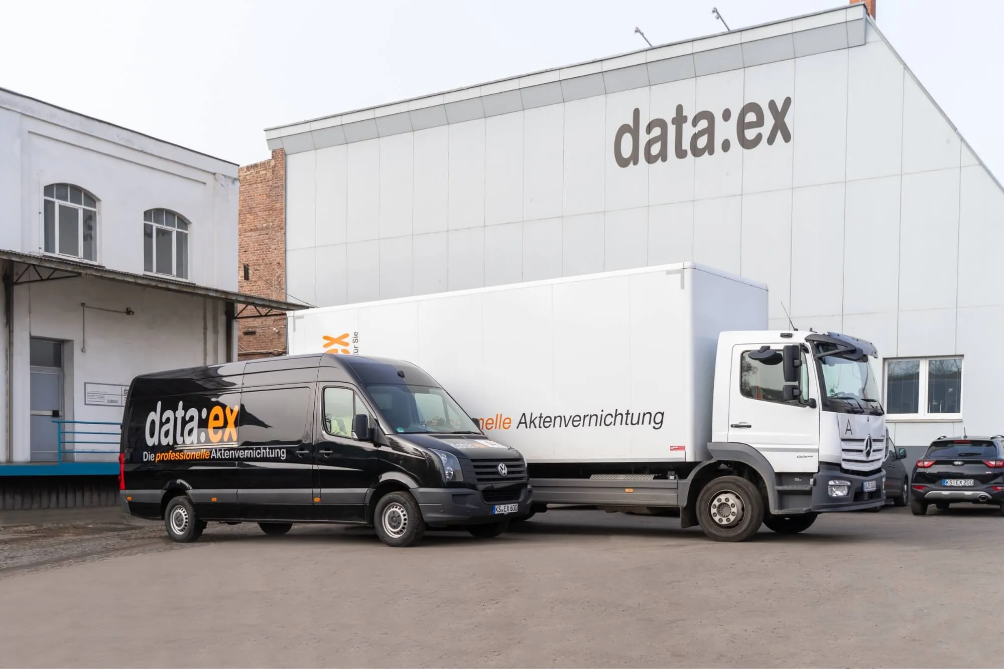 Foto eines Sprinters und LKWs der Firma data:ex Aktenvernictung vor dem Firmensitz in Kassel
