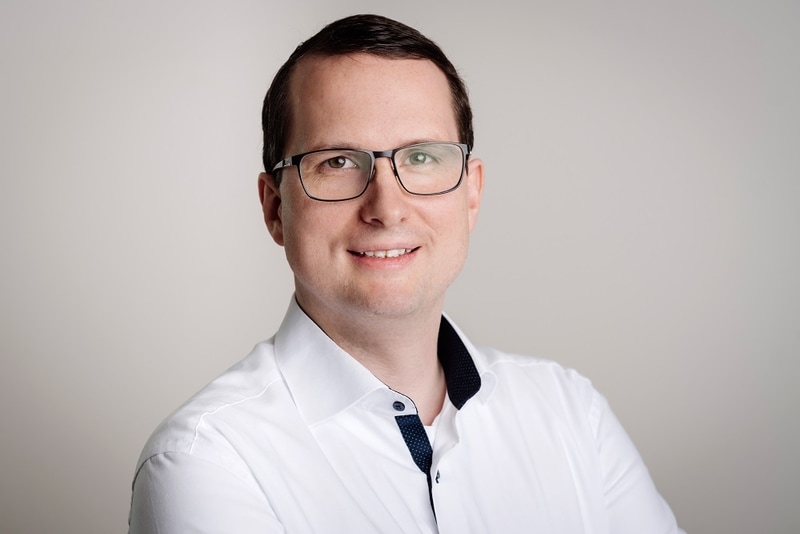 Es ist der Teamleiter des Supports der gypsilon Software Torsten Boljahn zu sehen.