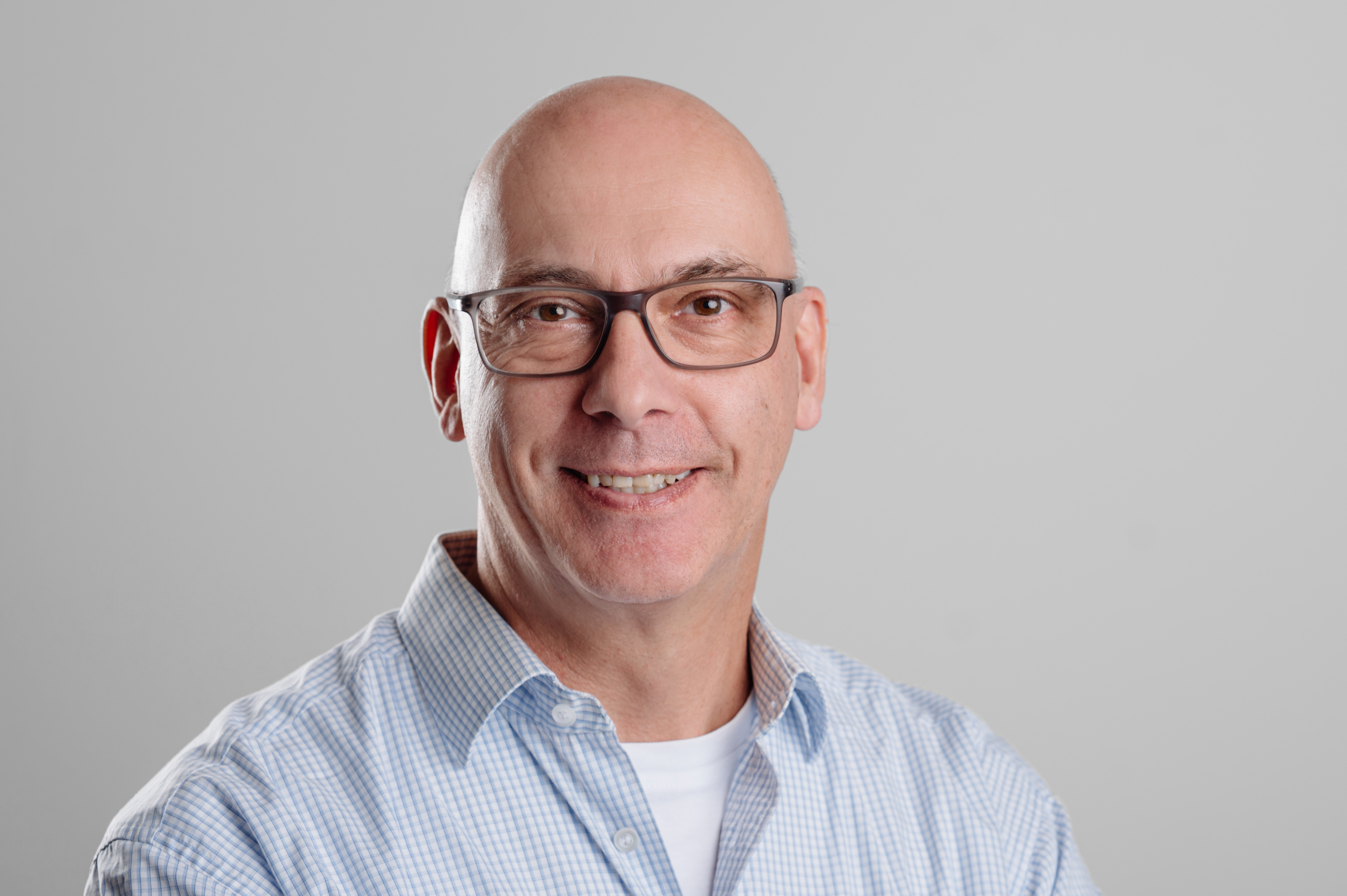 Auf dem Foto ist Reinhard Kreutz zu sehen, der als Entwicklungsleiter bei der gypsilon tätig ist