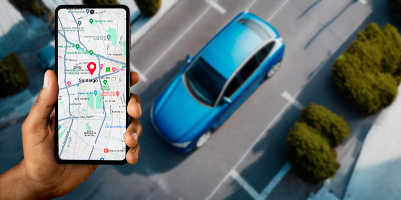 gps tracker antiorrobo para tu auto. persona sosteniendo un celular con la aplicación de gps