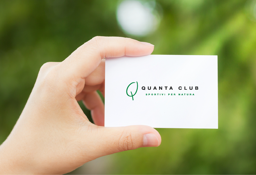 Persona tiene in mano la tessera socio.