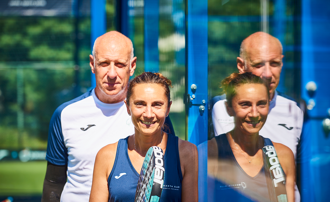 Giocatore di beach volley alla battuta.