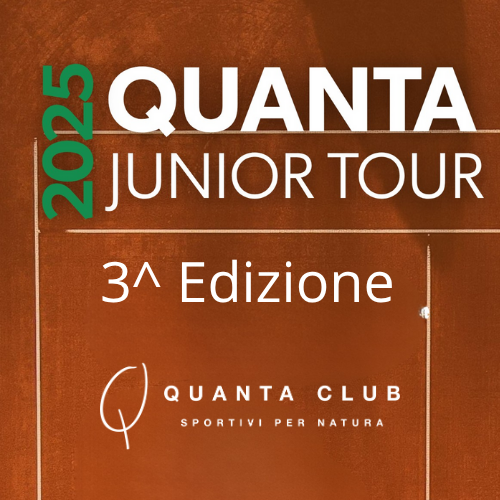 Sportiva che si riposa bevendo