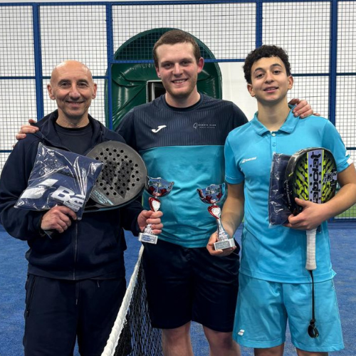 Sportiva che si riposa bevendo