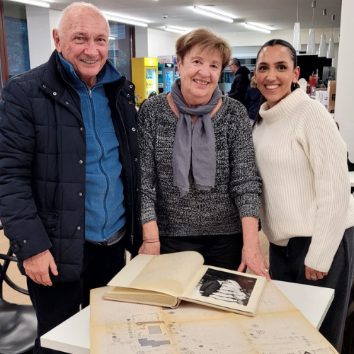 Sportiva che si riposa bevendo