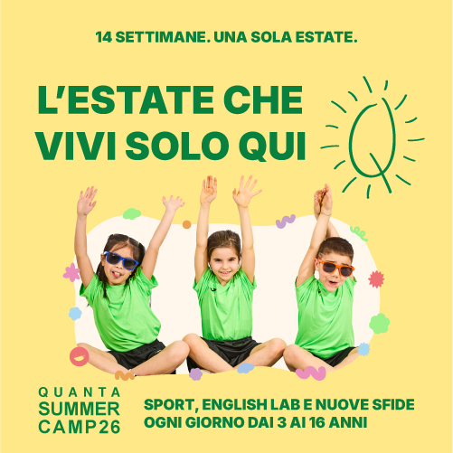 Sportiva che si riposa bevendo