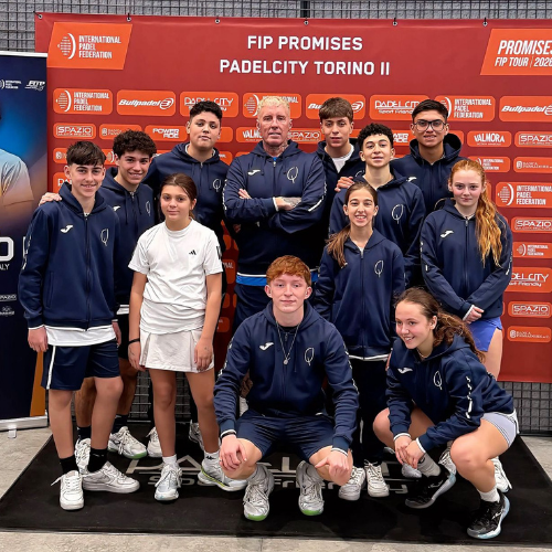 Sportiva che si riposa bevendo