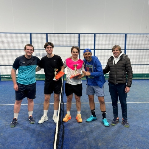 Sportiva che si riposa bevendo