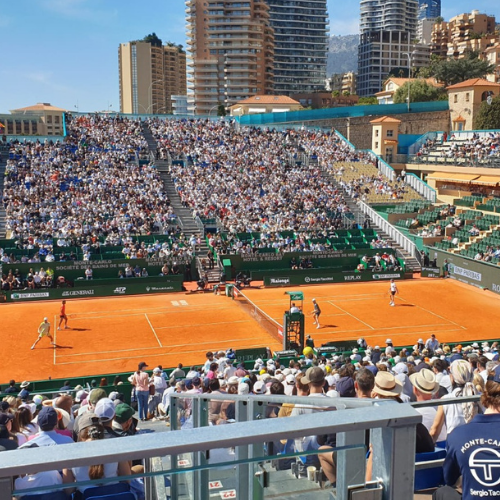 Sportiva che si riposa bevendo