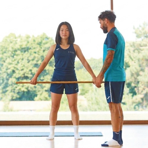 Sportiva che si riposa bevendo