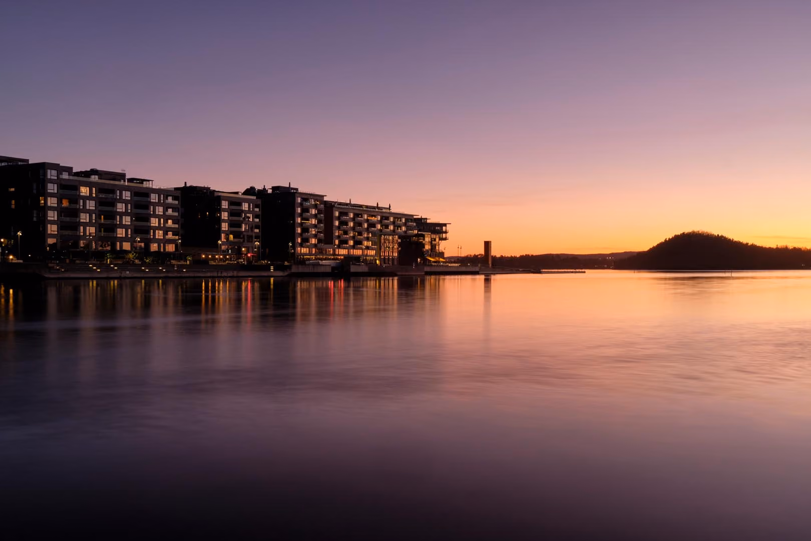 Et bilde av Sørenga i solnedgang.
