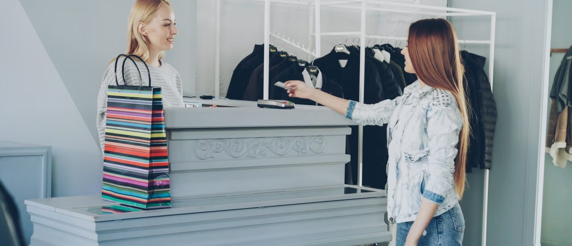 Deux femmes dans un commerce