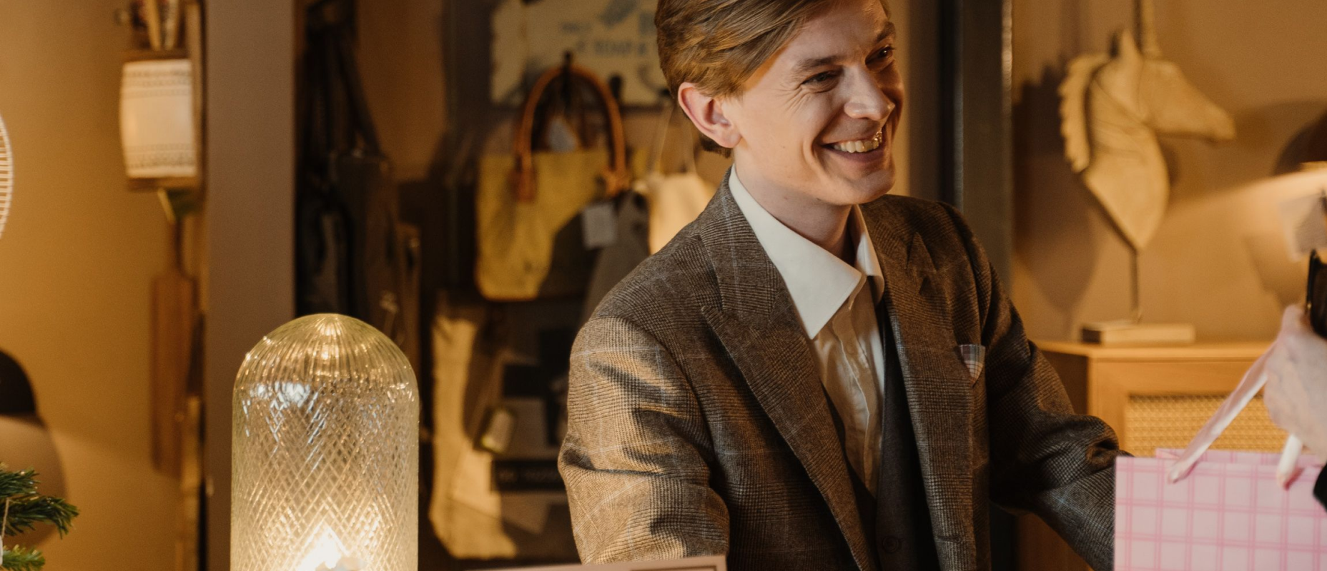 Un homme tenant une boutique