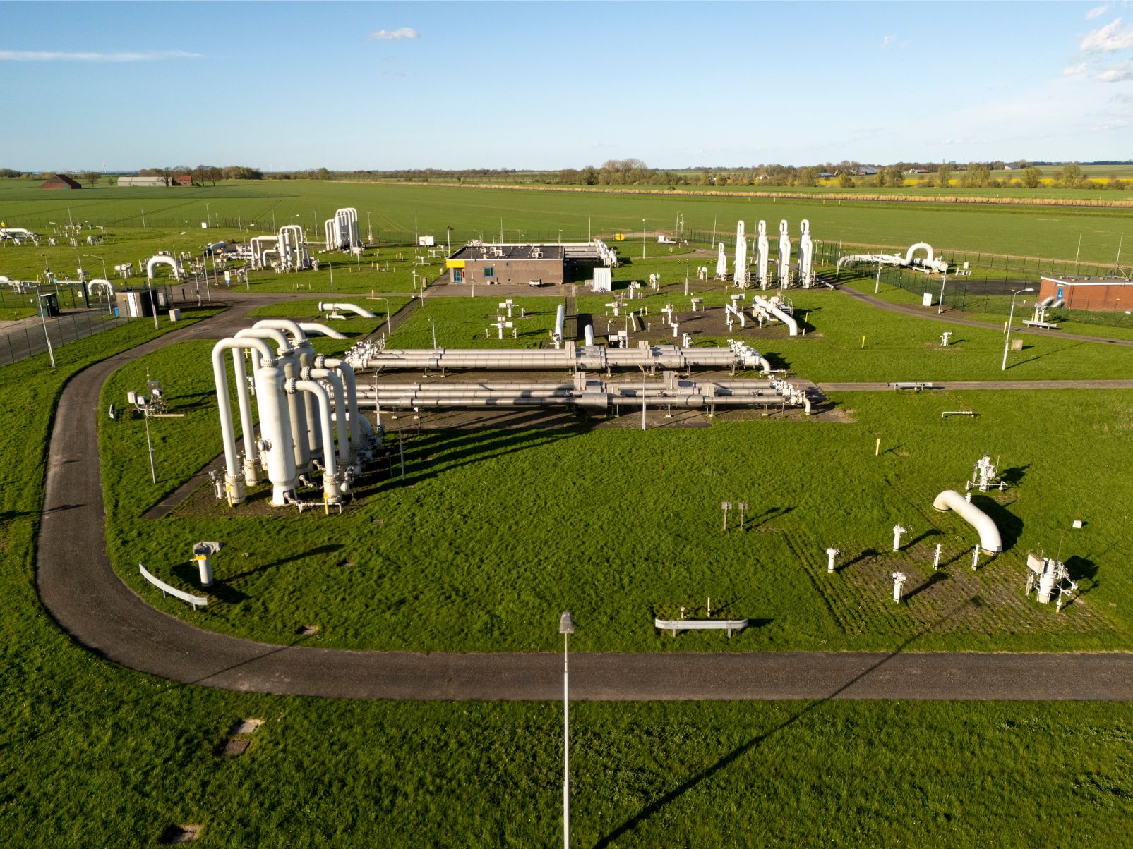 Gas processing facility with pipework and wellheads, seen from above