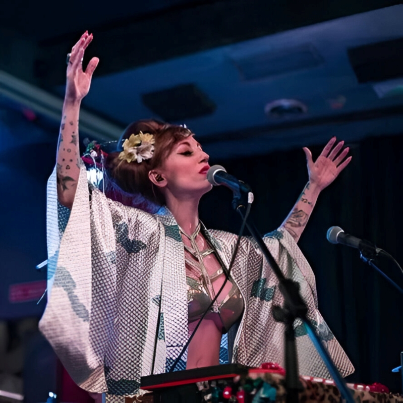 Monica Moss presenta Stellium (Electropop, Urbano, Dance)