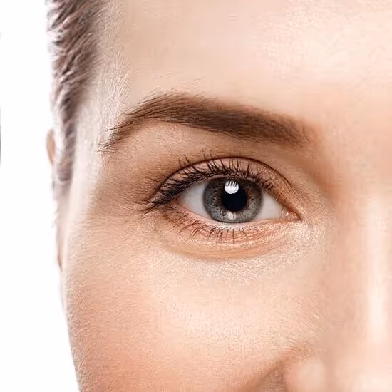 Bližnji posnetek očesa ženske s korekcijo vek