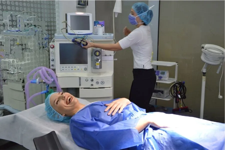 ženska leži na operacijski mizi Klinike Fabjan