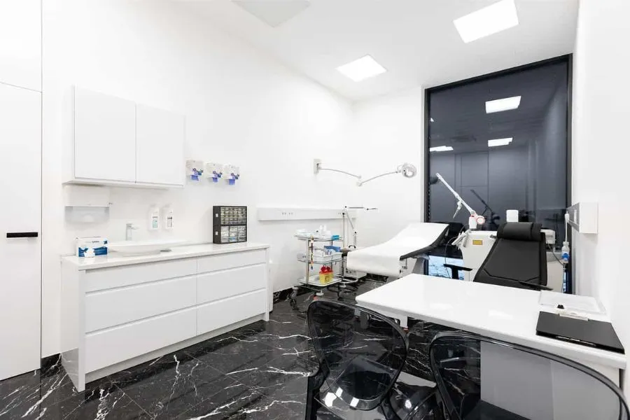 Čista in prostorna ordinacija Fabjan, miza za pregled in kateder