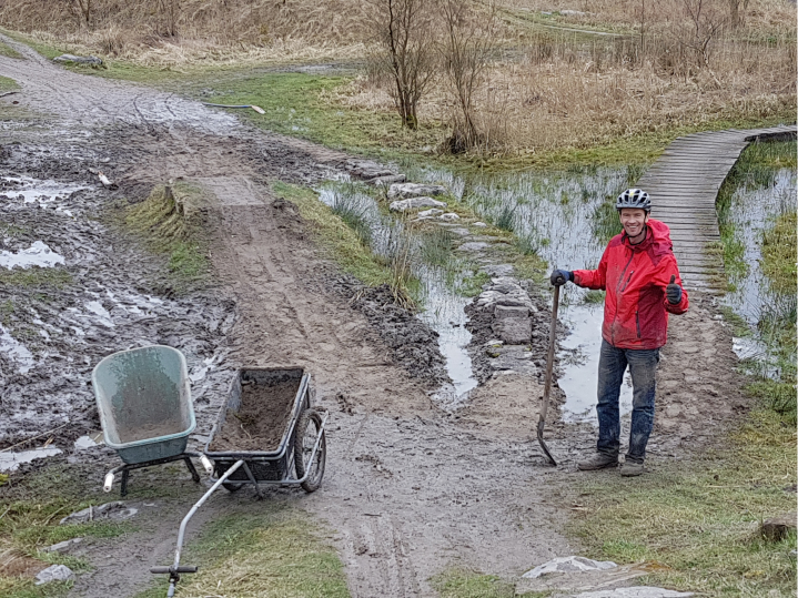 Bouwen van jumps bikepark rood