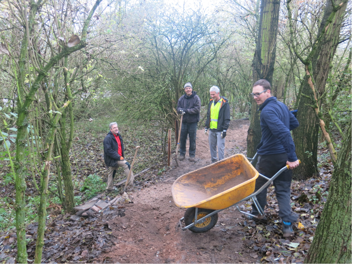 Bouwen van jumps bikepark rood