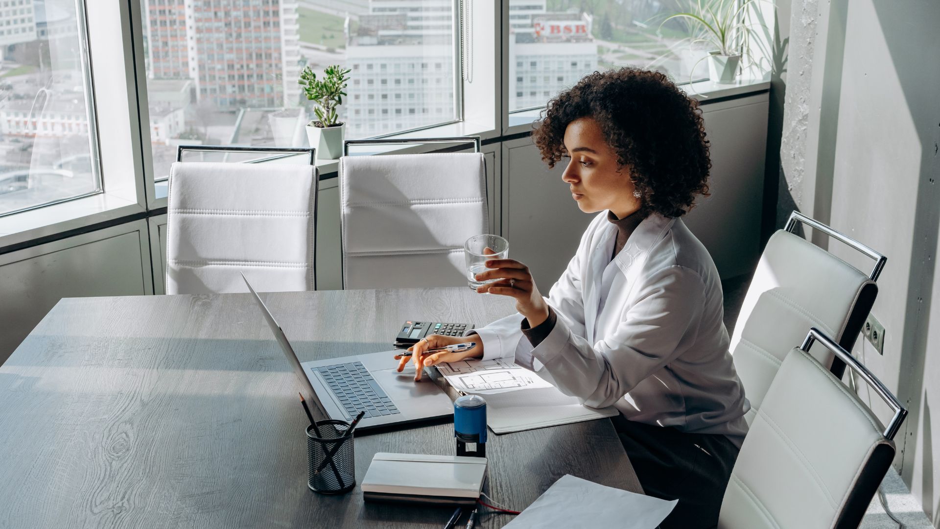 Professional in Roswell GA working with financial advisor