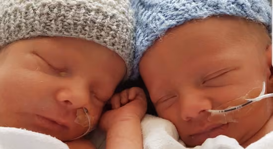 Portrait newly born twins