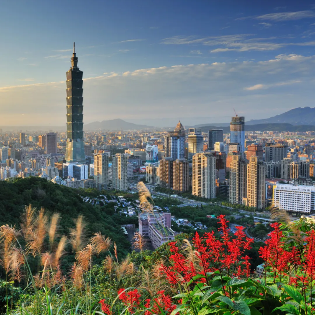 Moderne Skyline trifft jahrhundertealte Kultur