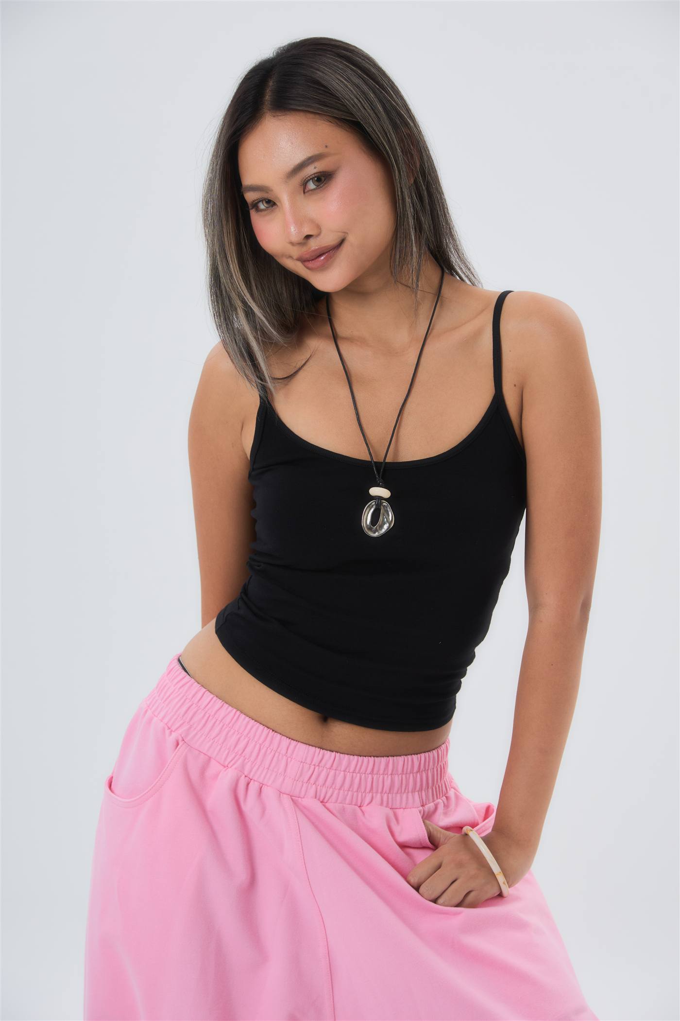 เสื้อกล้ามสายเดี่ยว สีดำ
