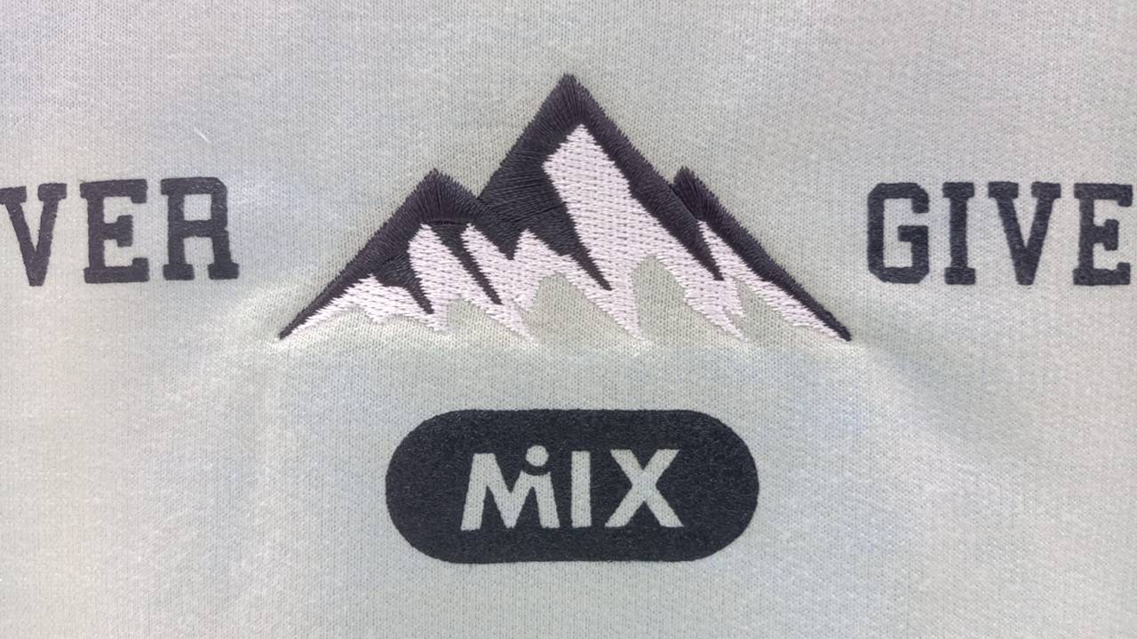 งานปักโลโก้เล็กบนเสื้อสีกรม