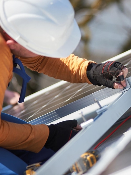 Arbeiter bringt PV Panele an