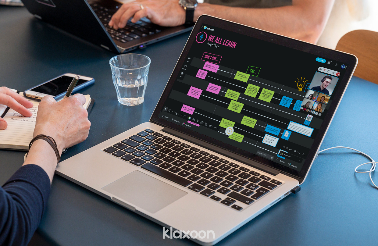 A learner follows a language lesson on his computer, thanks to the Klaxoon Board which integrates videoconferencing.