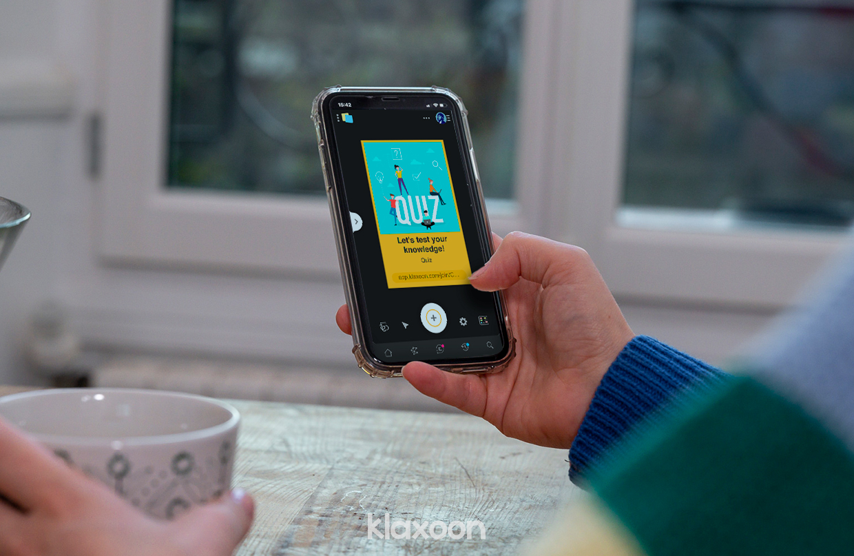 Une apprenante réalise tranquillement le Quiz Klaxoon sur son smartphone, depuis son domicile.