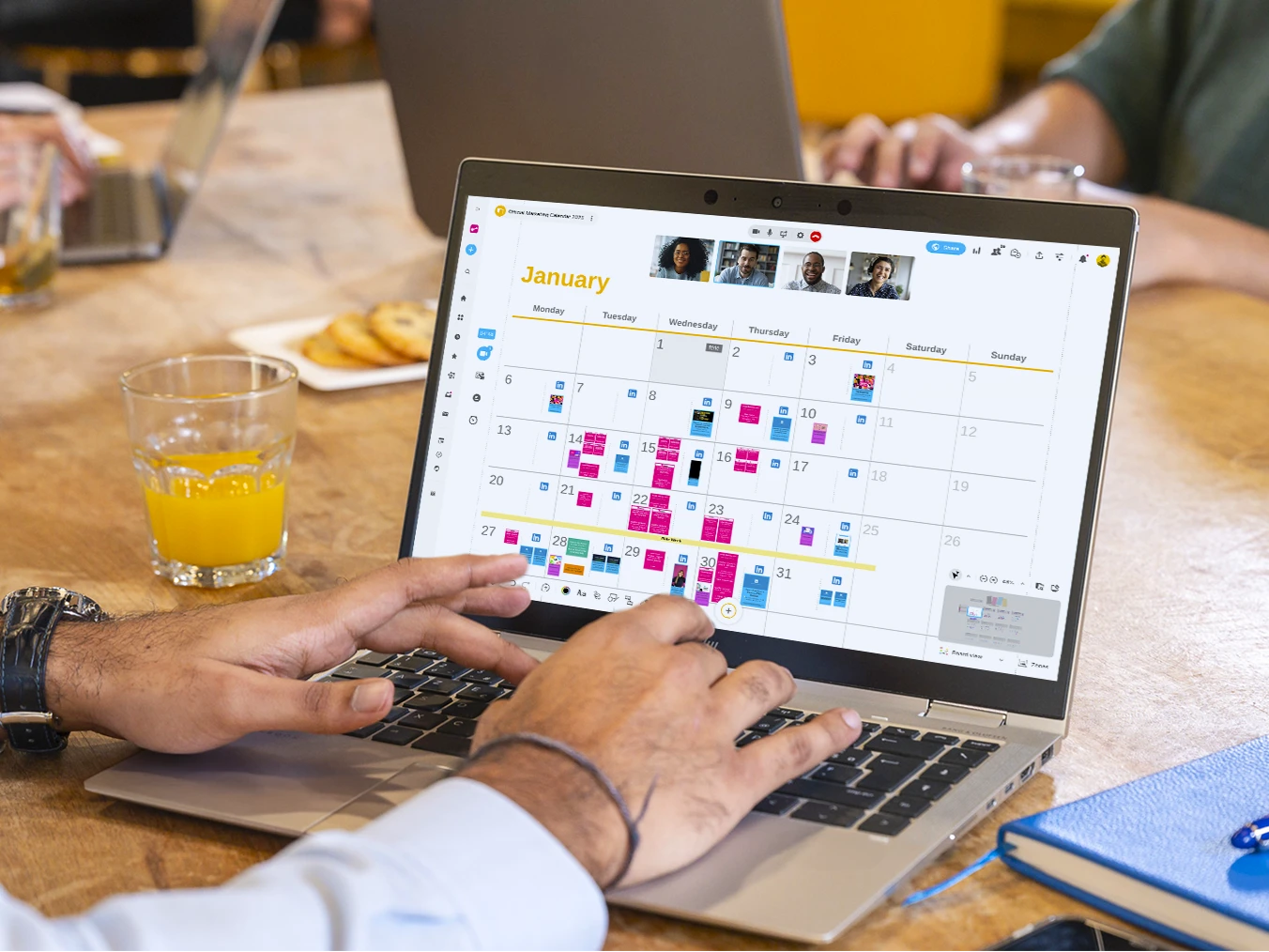 A person working on a computer displaying a content production calendar. | Klaxoon