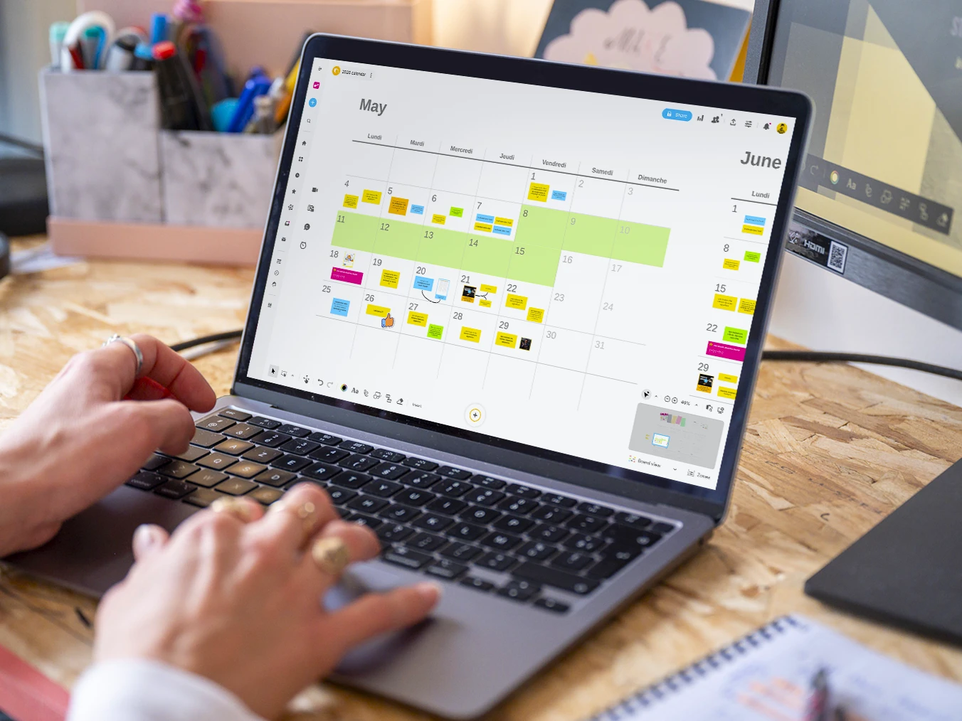 A person working on a computer displaying a brainstorming Board where ideas are categorized using AI. | Klaxoon