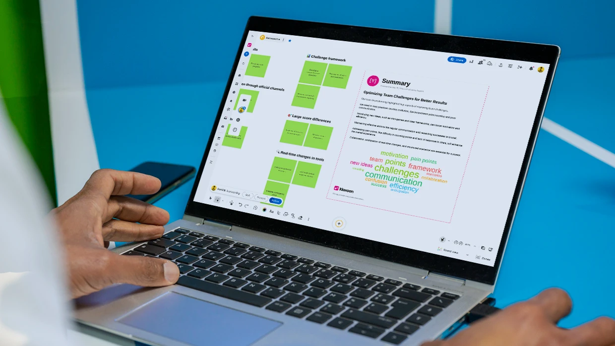 A person working on a computer displaying a Board on which shared ideas are summarized in text and word cloud form via AI. | Klaxoon 