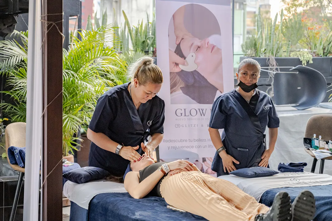 equipo gltizi haciendo masajes corporativos