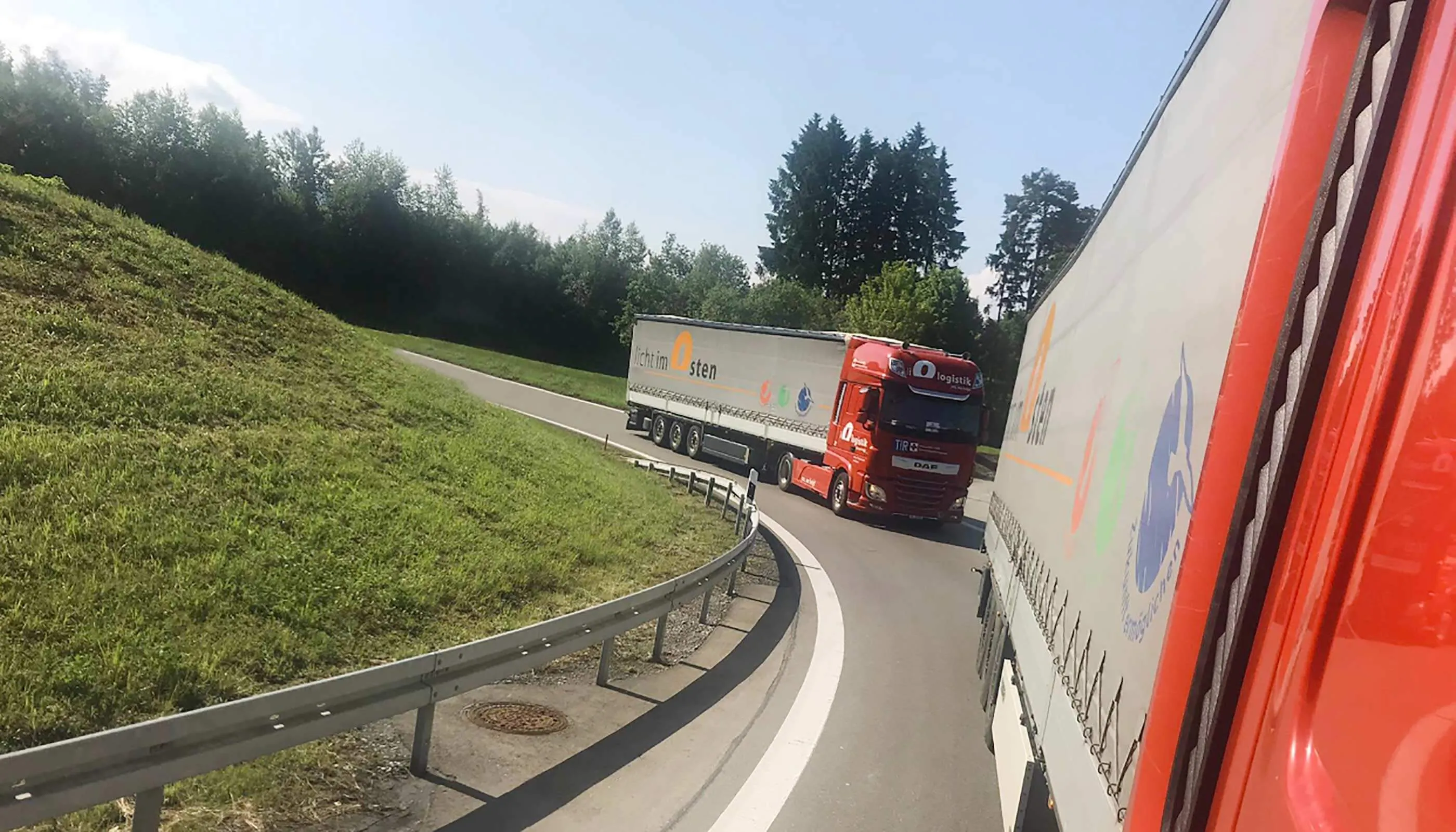 Lastwagen unterwegs mit einer Lieferung von Hilfsgüter im Auftrag von lio Logistik