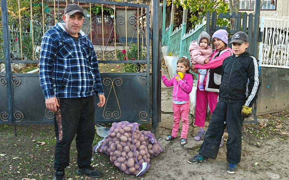 Kartoffeln sind eine grosse Hilfe um die Familie im Winter ernähren zu können