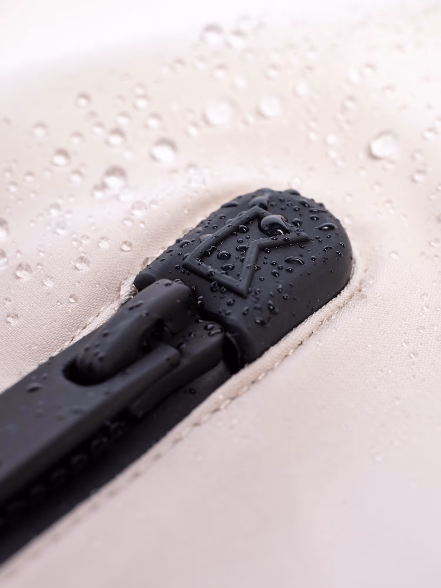 Eine Detailaufnahme von der wasserabweisenden Eigenschaft der khujo Jacken.