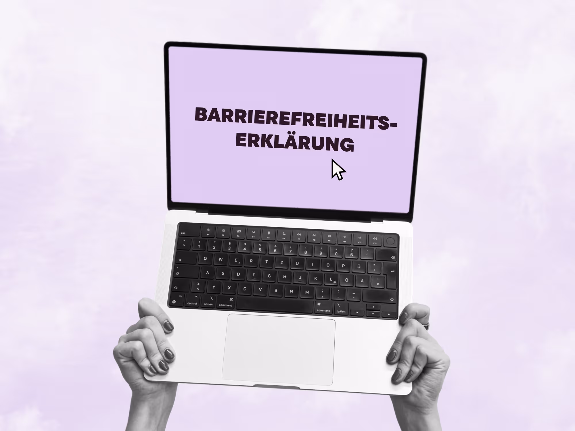 Zwei Hände halten einen Laptop in die Luft, auf dem das Wort "Barrierefreiheitserklärung" zu sehen ist