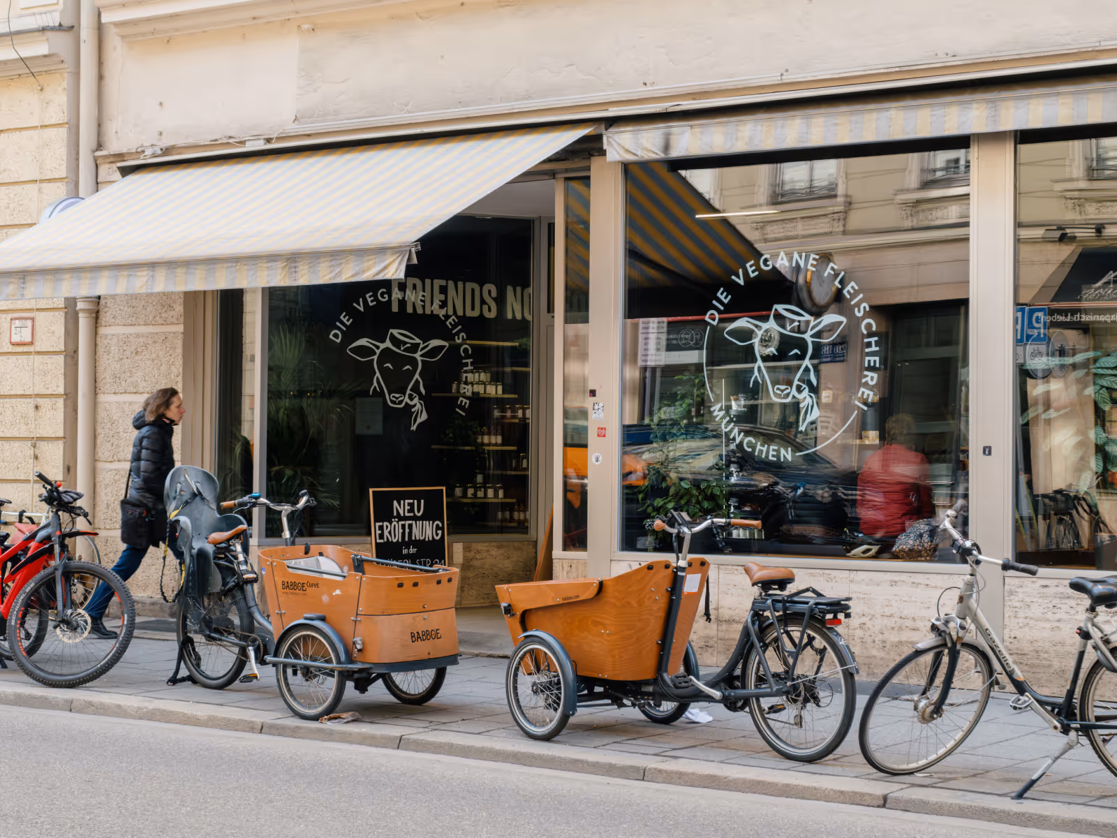 Eine Ladenfront der Veganen Fleischerei München mit Lastenrädern