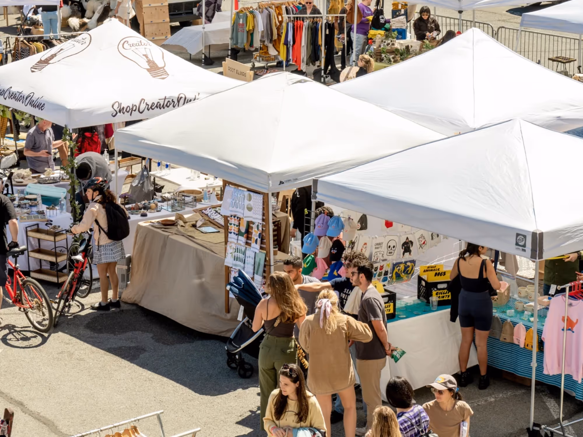 Vogelperspektive auf einen Markt mit Festivalständen