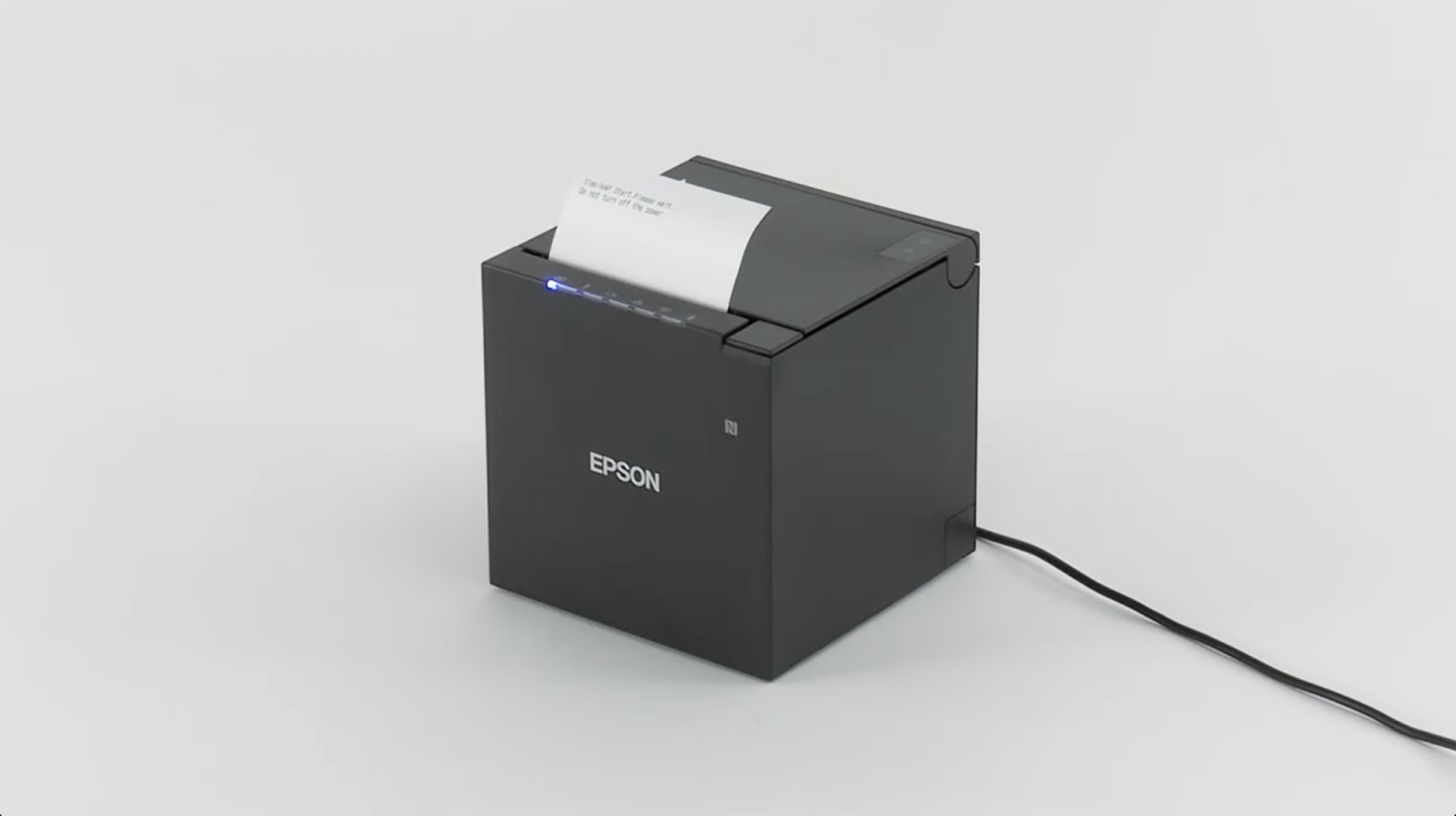 Schwarzer Epson Belegdrucker mit einem Papierstreifen, der aus dem Gerät herauskommt.