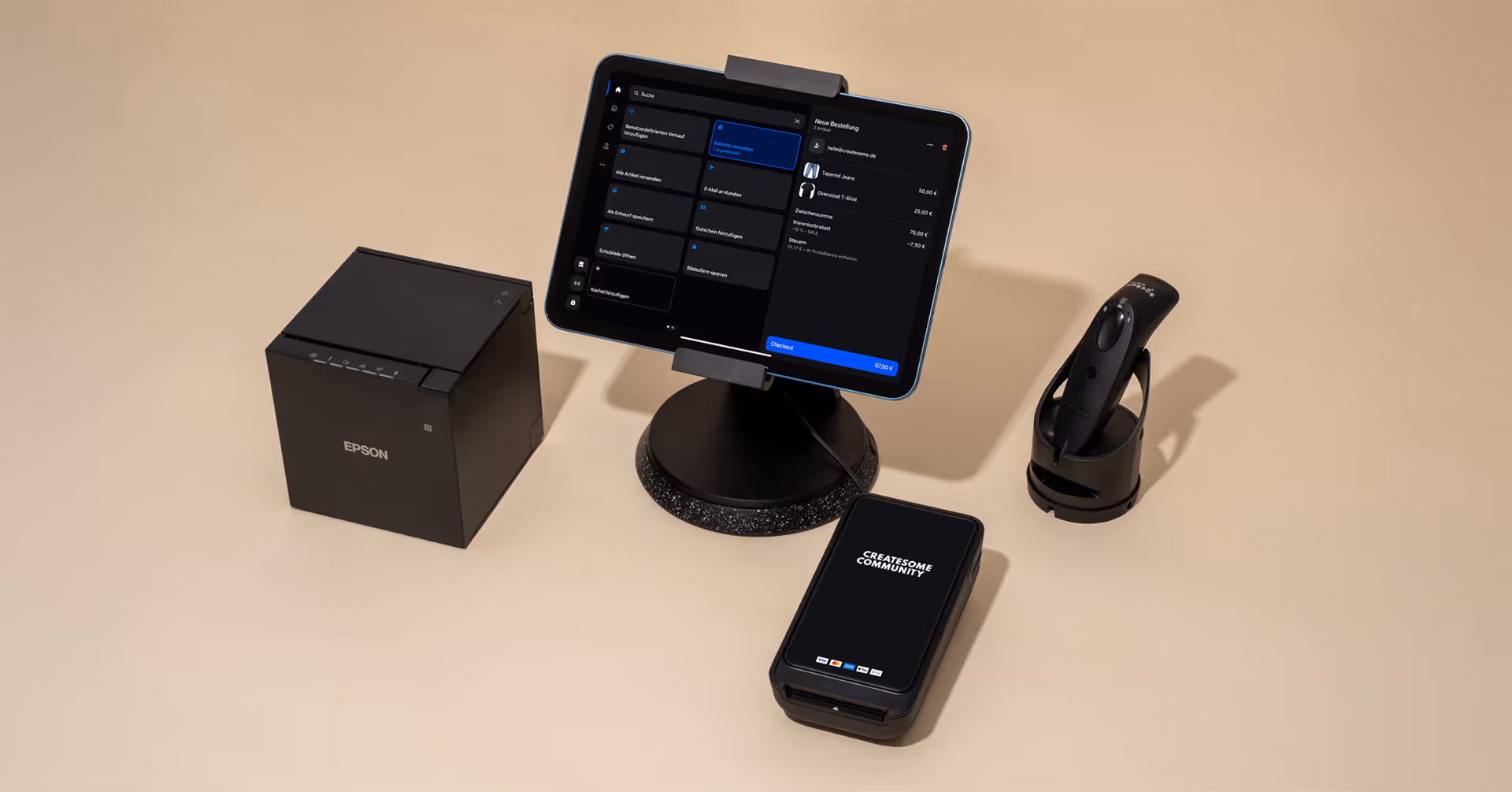 POS-Hardware-Set mit einem schwarzen Epson-Drucker, einem Tablet auf einem Ständer, einem Kartenlesegerät und einem Barcodescanner auf beigem Hintergrund.