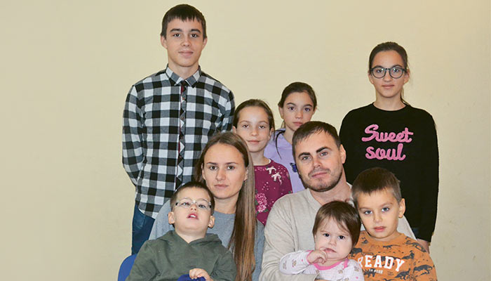 Portrait einer christlichen Großfamilie aus Moldawien mit Vater, Mutter und mehreren Kindern